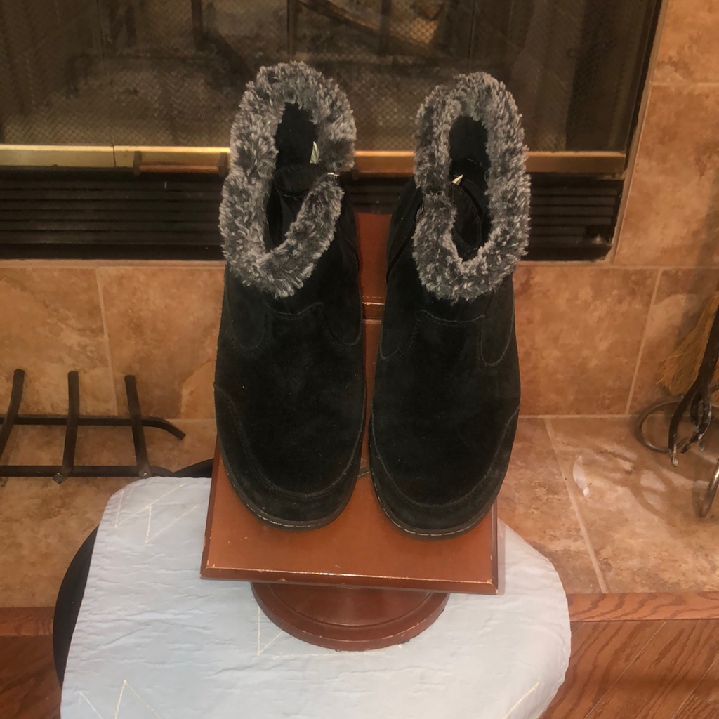 Khombu Black Suede Leather Booties Size 10